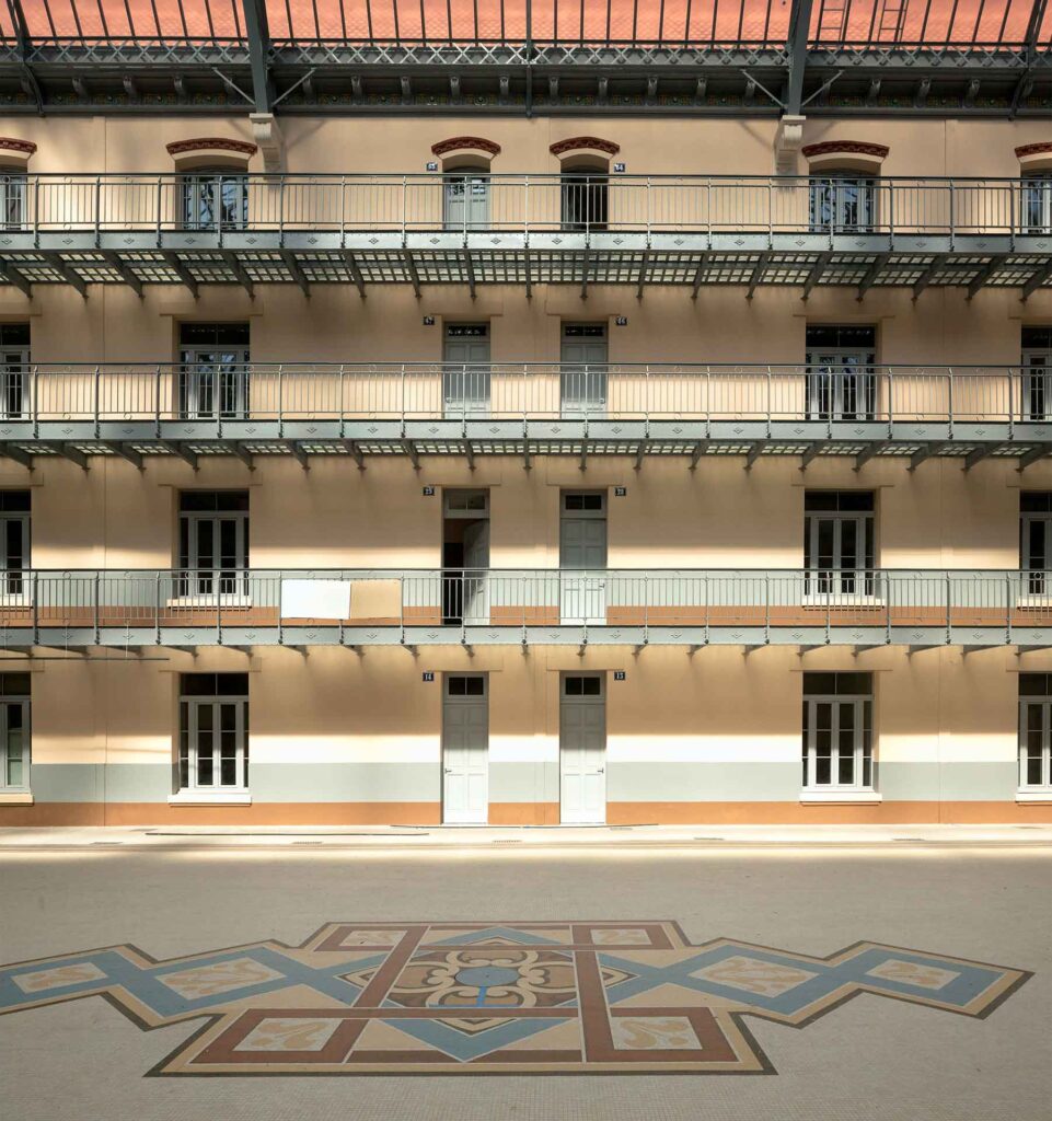 View of the flats overlooking the inner courtyard of the central pavilion of the Familistère