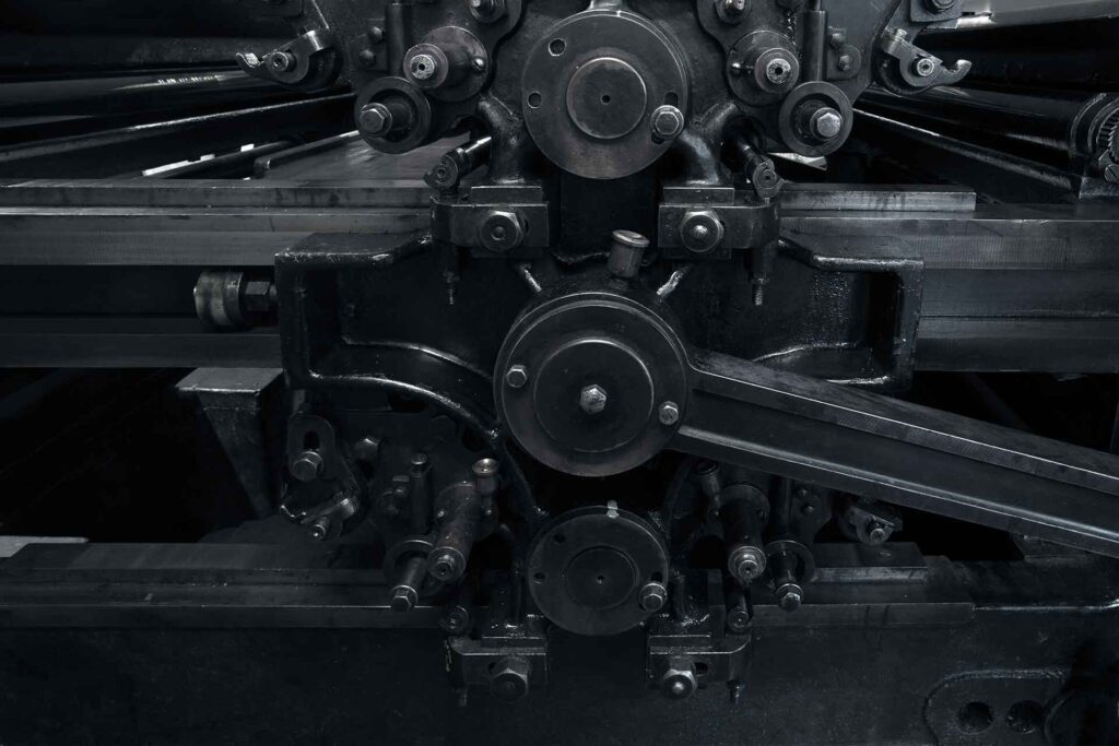 Vue des engrenages d'une vieille machine d'imprimerie au Démocrate de l’Aisne