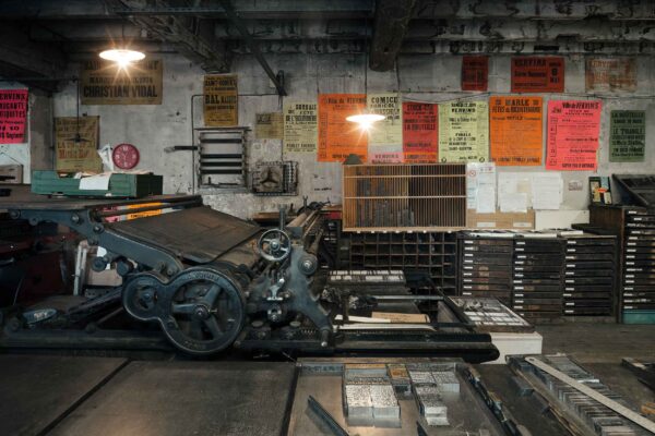 Dans l'atelier du journal le Démocrate de l'Aisne, machine rotative, caractères en plomb