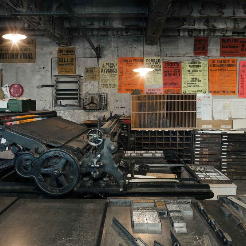 Dans l'atelier du journal le Démocrate de l'Aisne, machine rotative, caractères en plomb