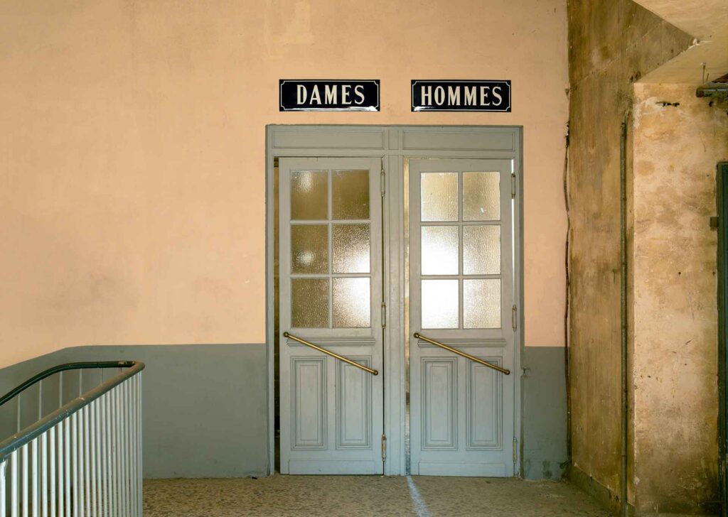 Entrance door to men's and women's toilets