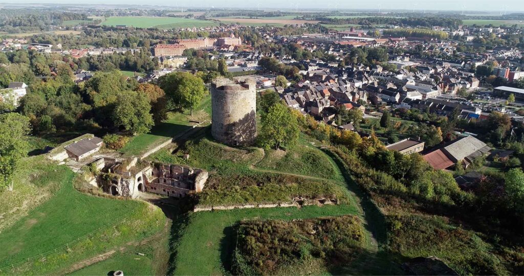 Vue aérienne du château fort de Guise et du donjon