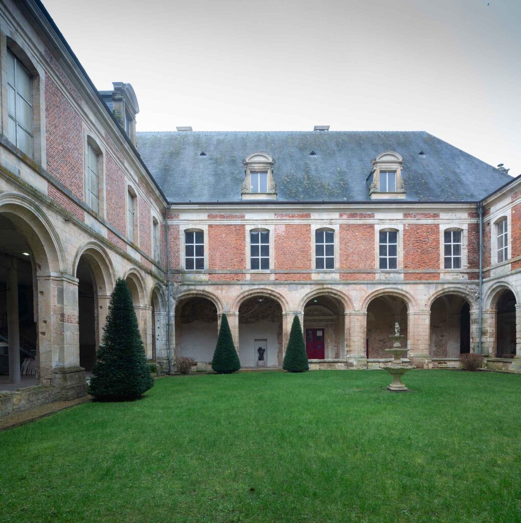 Cloître et jardin, cour centrale de l'Abbaye de Saint Michel