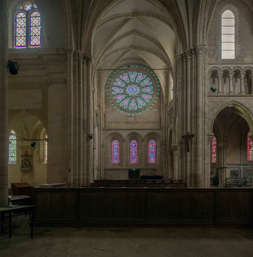 Rosace et vitraux, abbaye de Saint-Michel