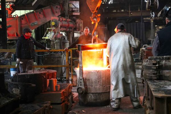 Fondeurs au travail dans les Fonderies de Sougland