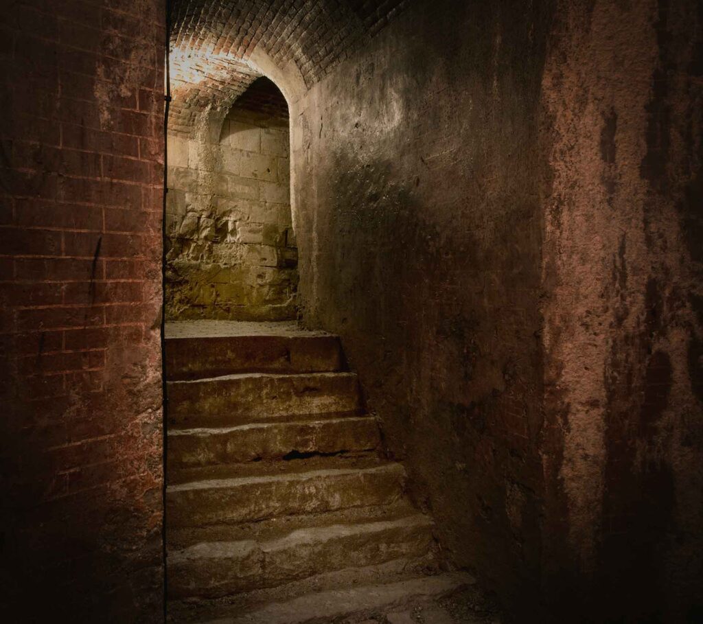 Marches dans le souterrain, Château Fort de Guise