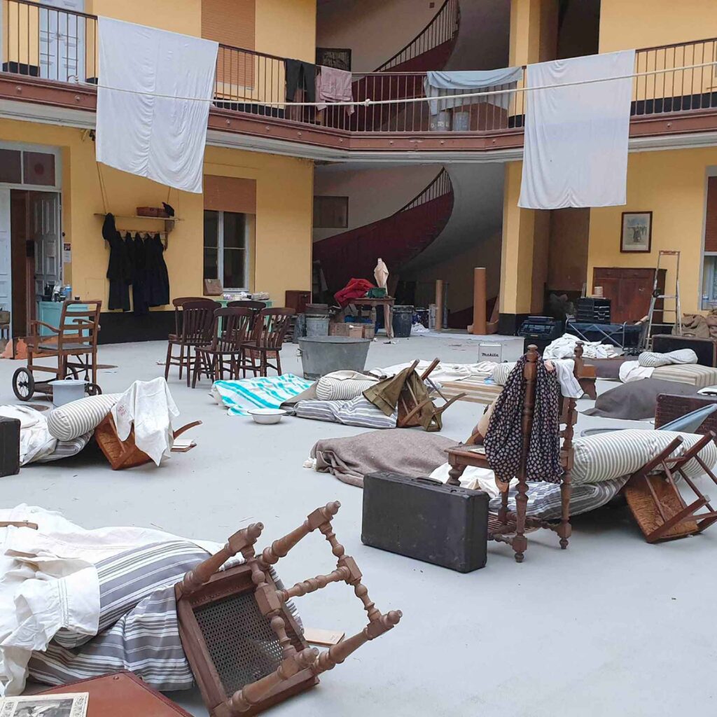 Hôpital militaire dans la cour du Familistère de Guise, tournage la Guerre des Lulus