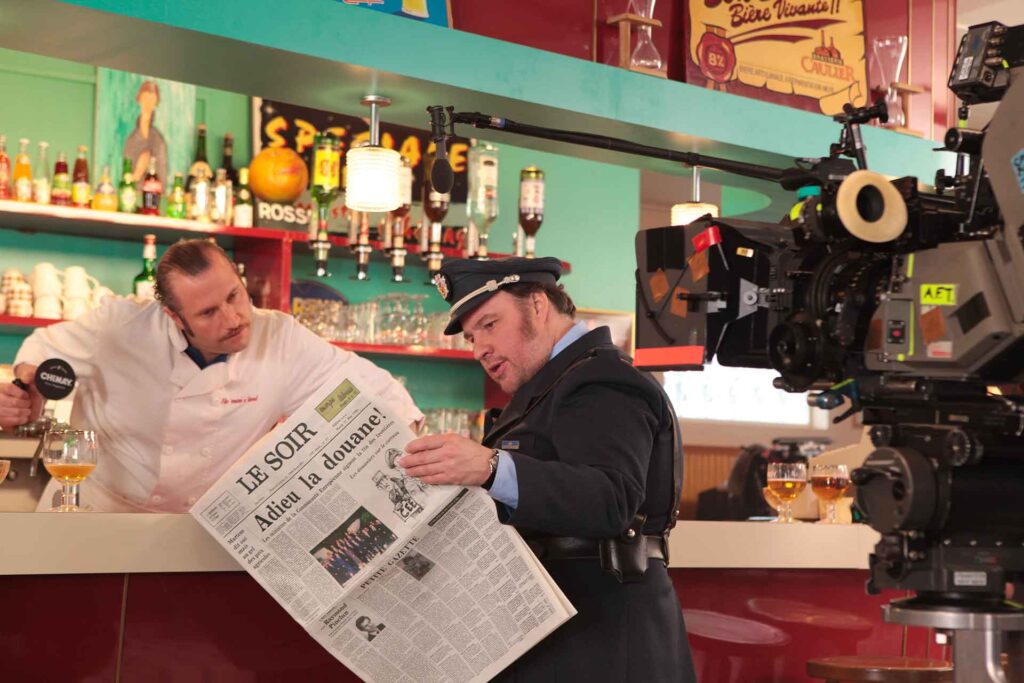 scene of the film "Rien à déclarer" in the bar, François Damiens and Bouli Lanners