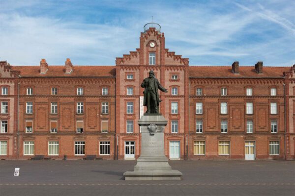 Statue de Godin devant le pavillon central du Familistère de Guise