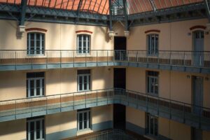 cursives menant aux appartements du Familistère de Guise