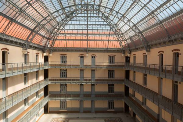 Verrière de la cour intérieure du Familistère et coursives desservant les logements